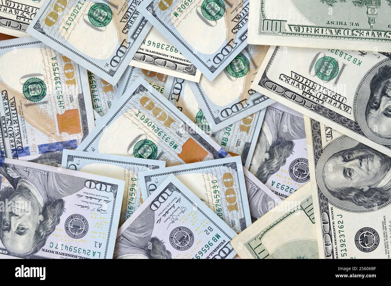 Vista dall'alto dello sfondo di banconote da cento dollari. Concetto di valuta statunitense e vita ricca. Consistenza di banconote in dollari americani. Vista dall'alto di uno Foto Stock