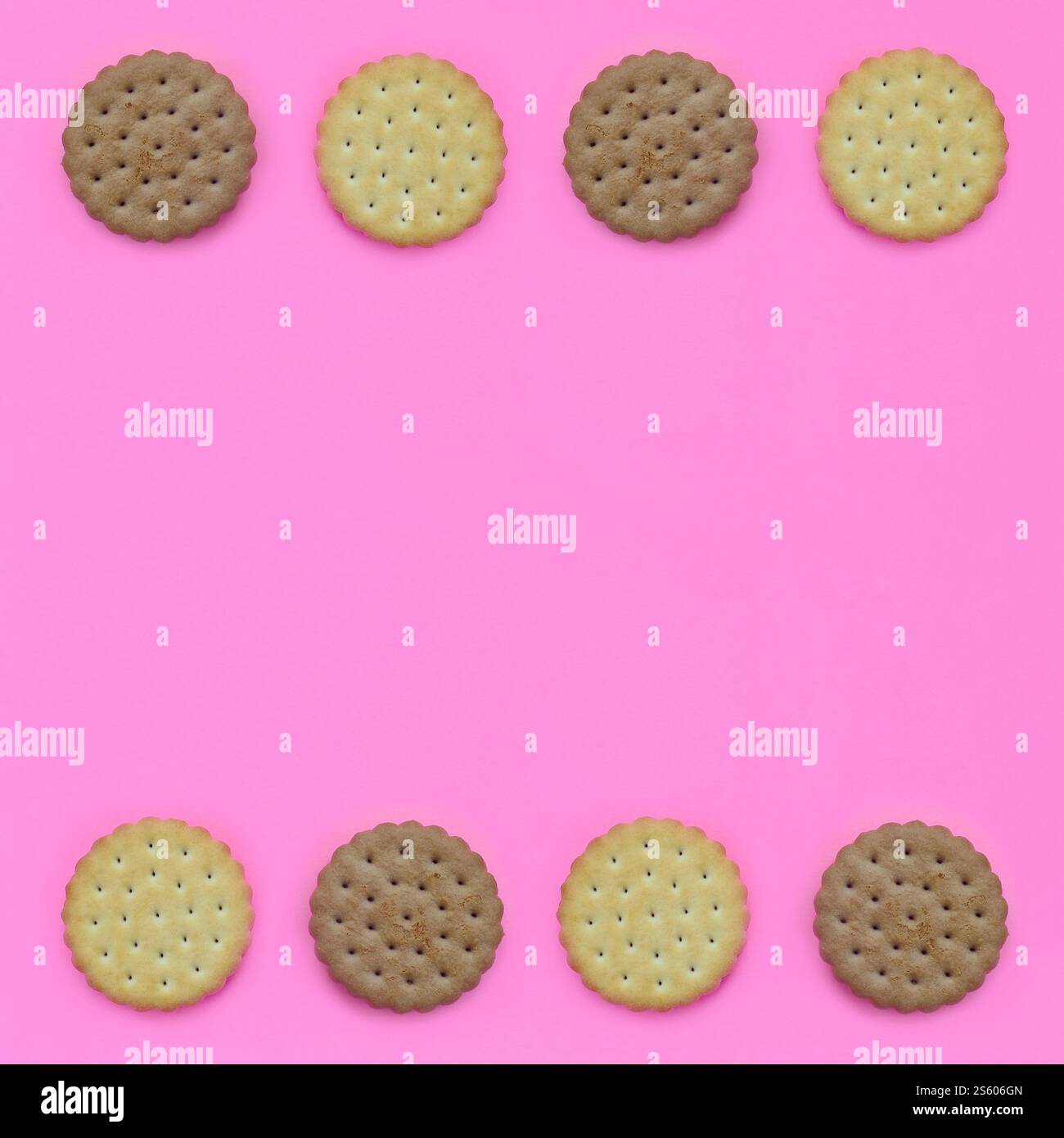 Cornice di biscotti marroni su sfondo rosa. Concetto minimale alla moda di cibo e dessert. Vista dall'alto, strato piatto astratto. Cornice di un biscotto marrone Foto Stock