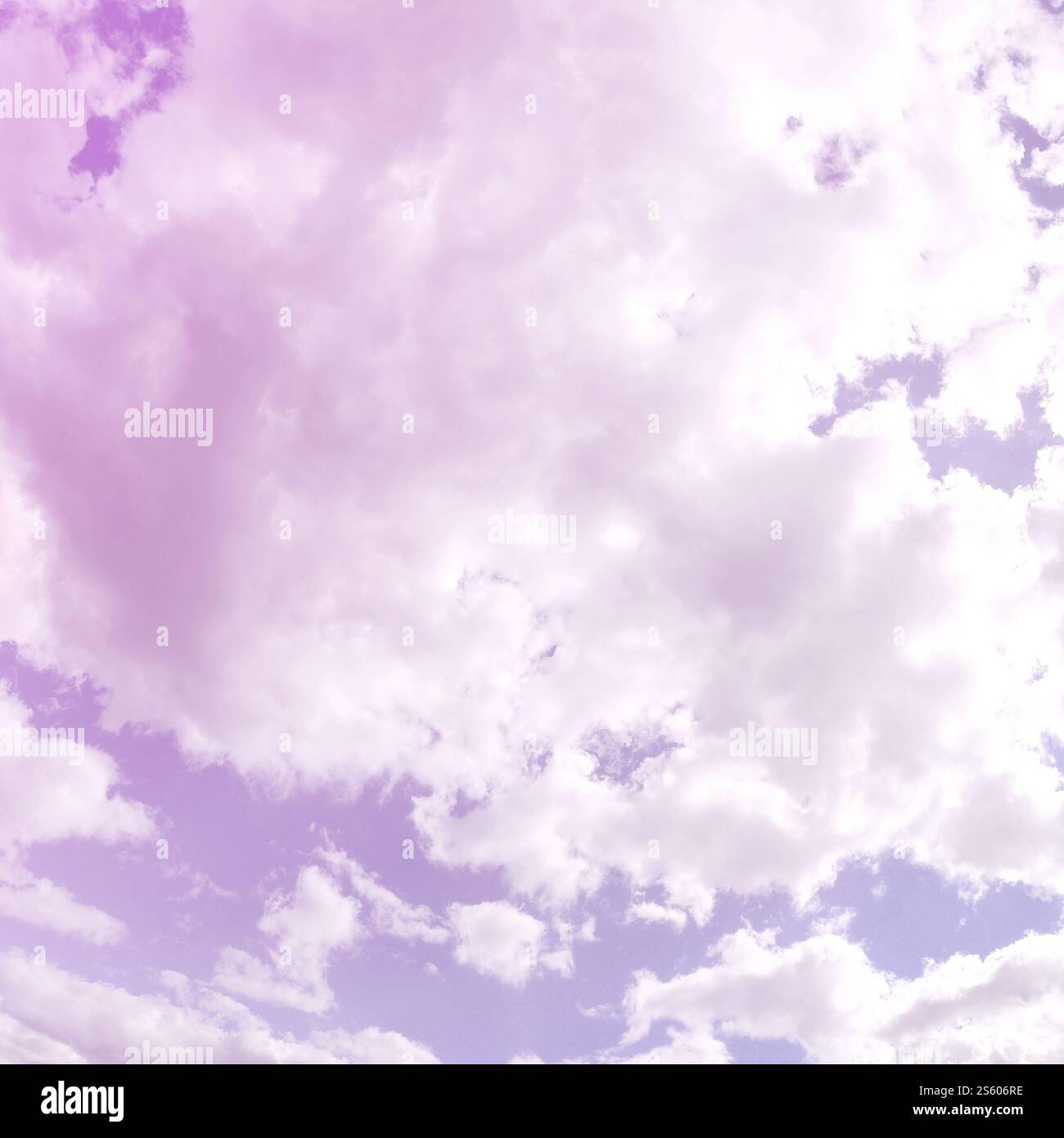 Un cielo blu con molte nuvole bianche di diverse dimensioni. Foto fisheye. Un cielo blu con molte nuvole bianche di diverse dimensioni. Fisheye Foto Stock