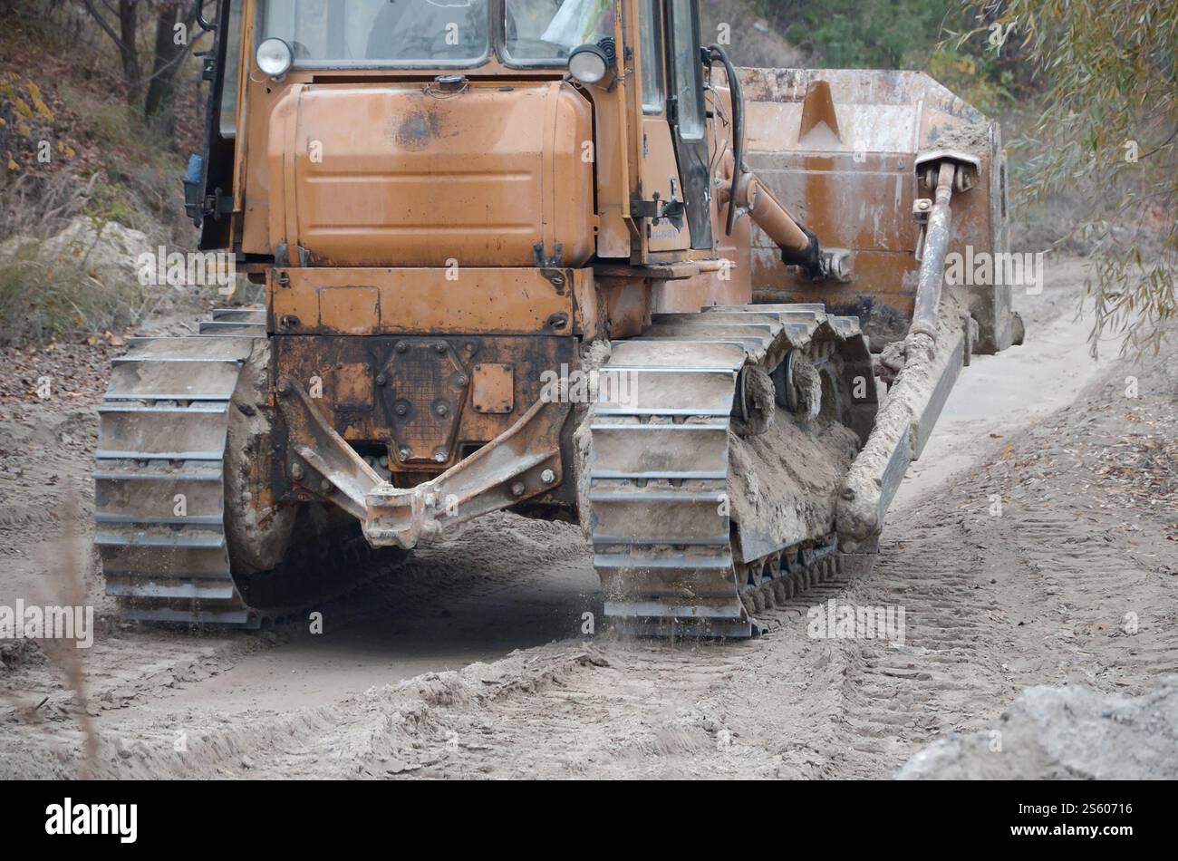 Aggregato da cava con macchinari per impieghi gravosi nel settore delle costruzioni. Escavatore pala Caterpillar con retroescavatore per la cava del cantiere. Foto Stock