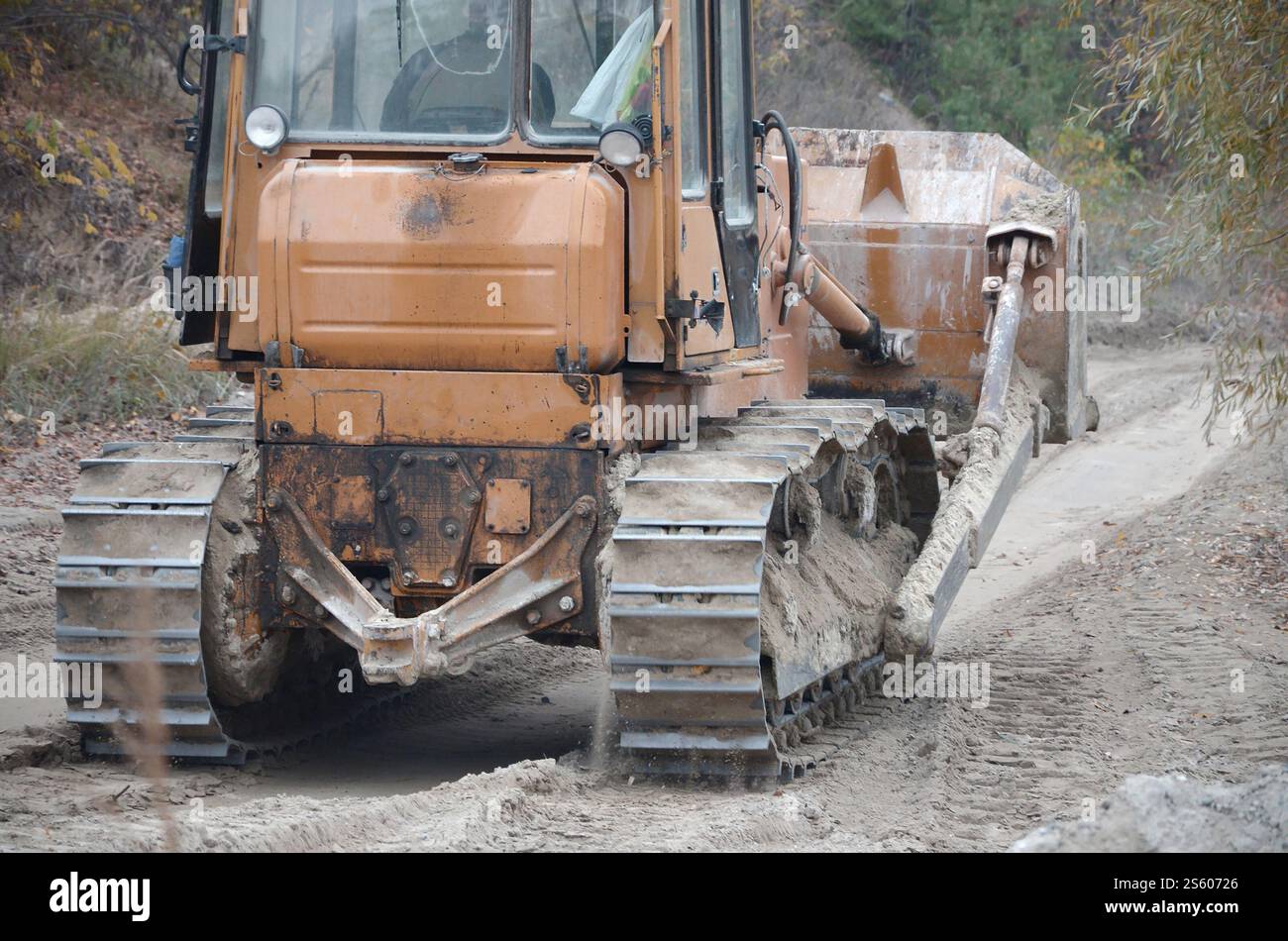 Aggregato da cava con macchinari per impieghi gravosi nel settore delle costruzioni. Escavatore pala Caterpillar con retroescavatore per la cava del cantiere. Foto Stock