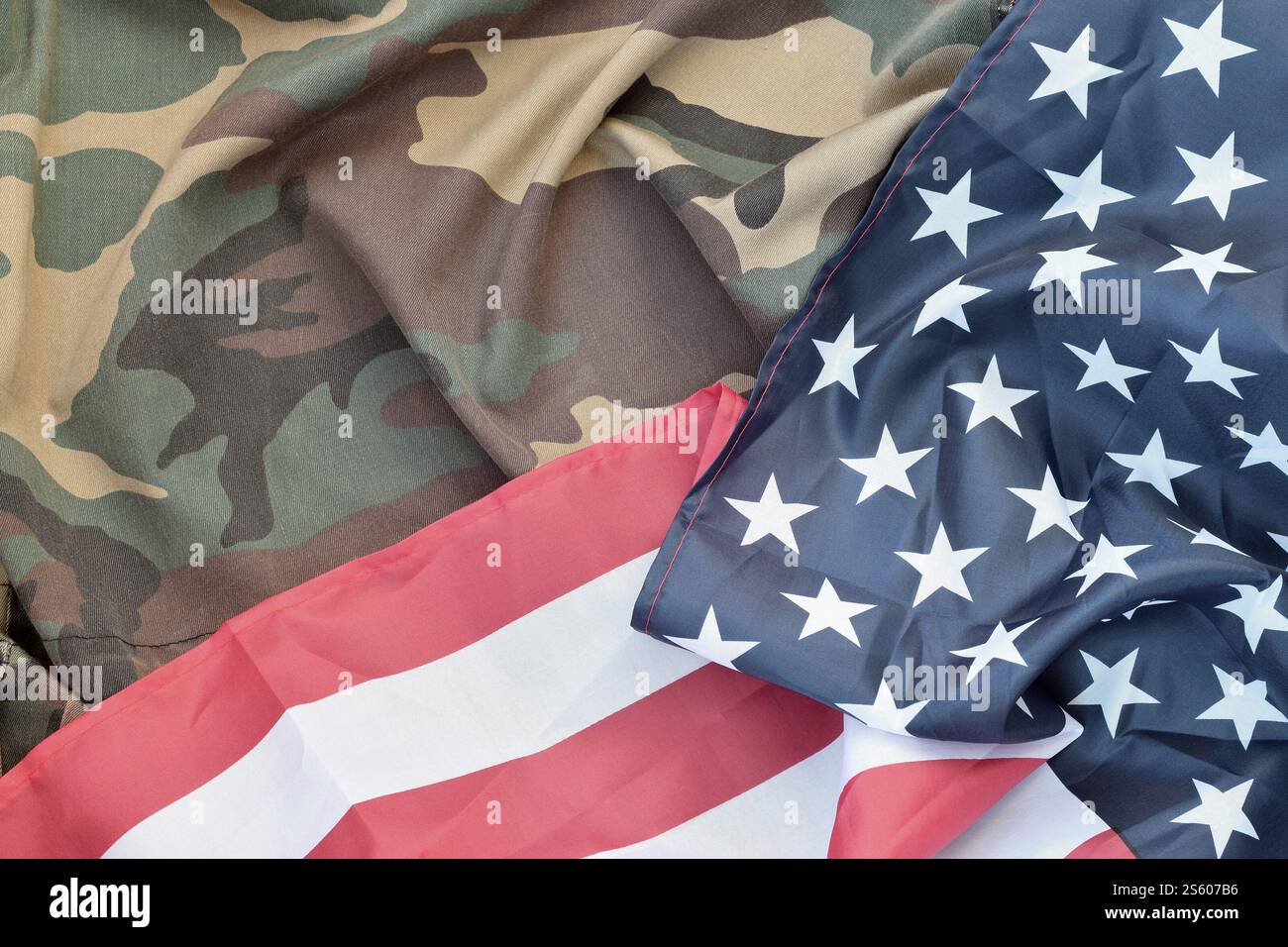 Bandiera degli Stati Uniti d'America e giacca militare piegata. Simboli militari banner concettuale di sfondo per le festività patriottiche americane Foto Stock