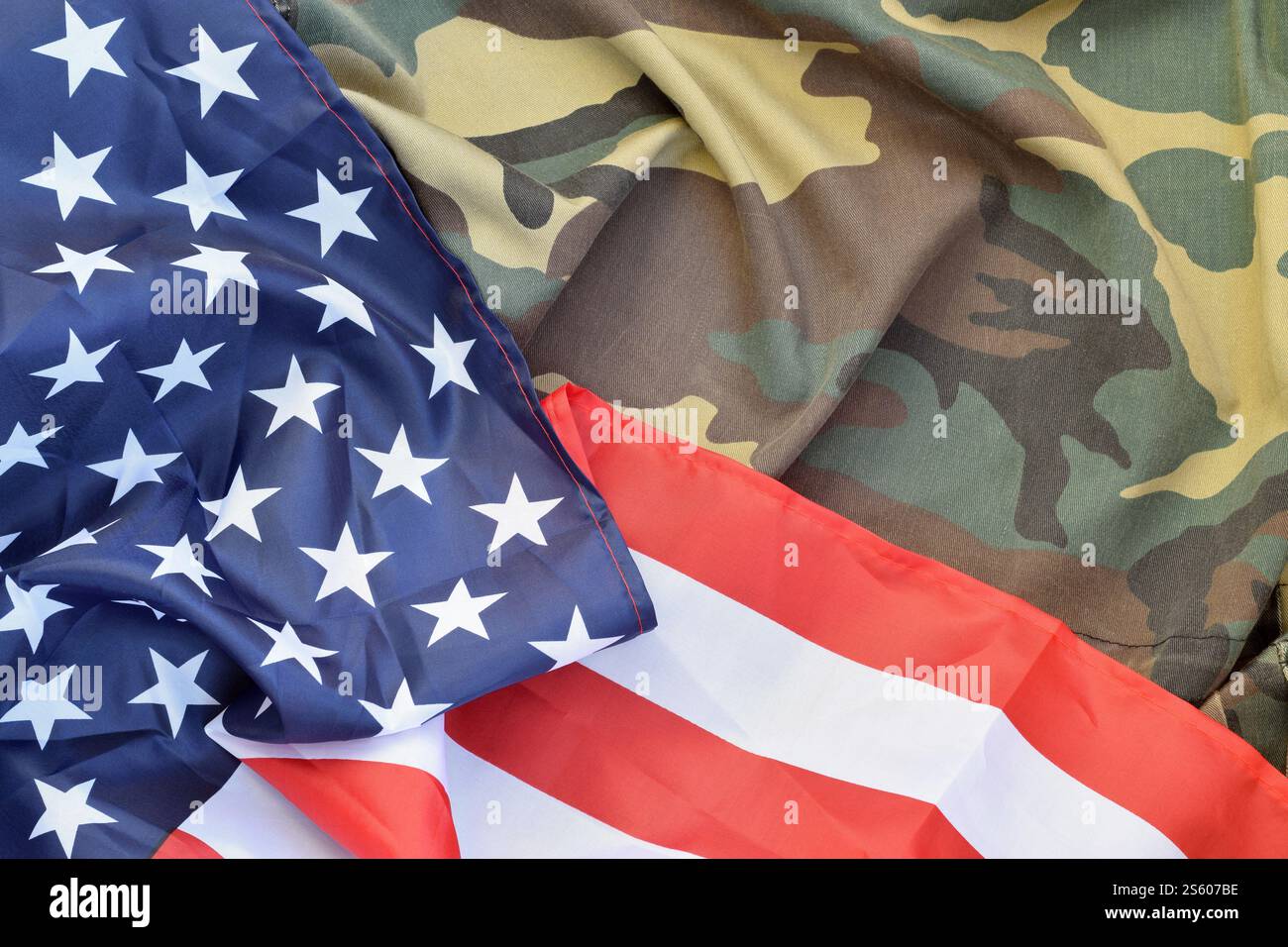 Bandiera degli Stati Uniti d'America e giacca militare piegata. Simboli militari banner concettuale di sfondo per le festività patriottiche americane Foto Stock