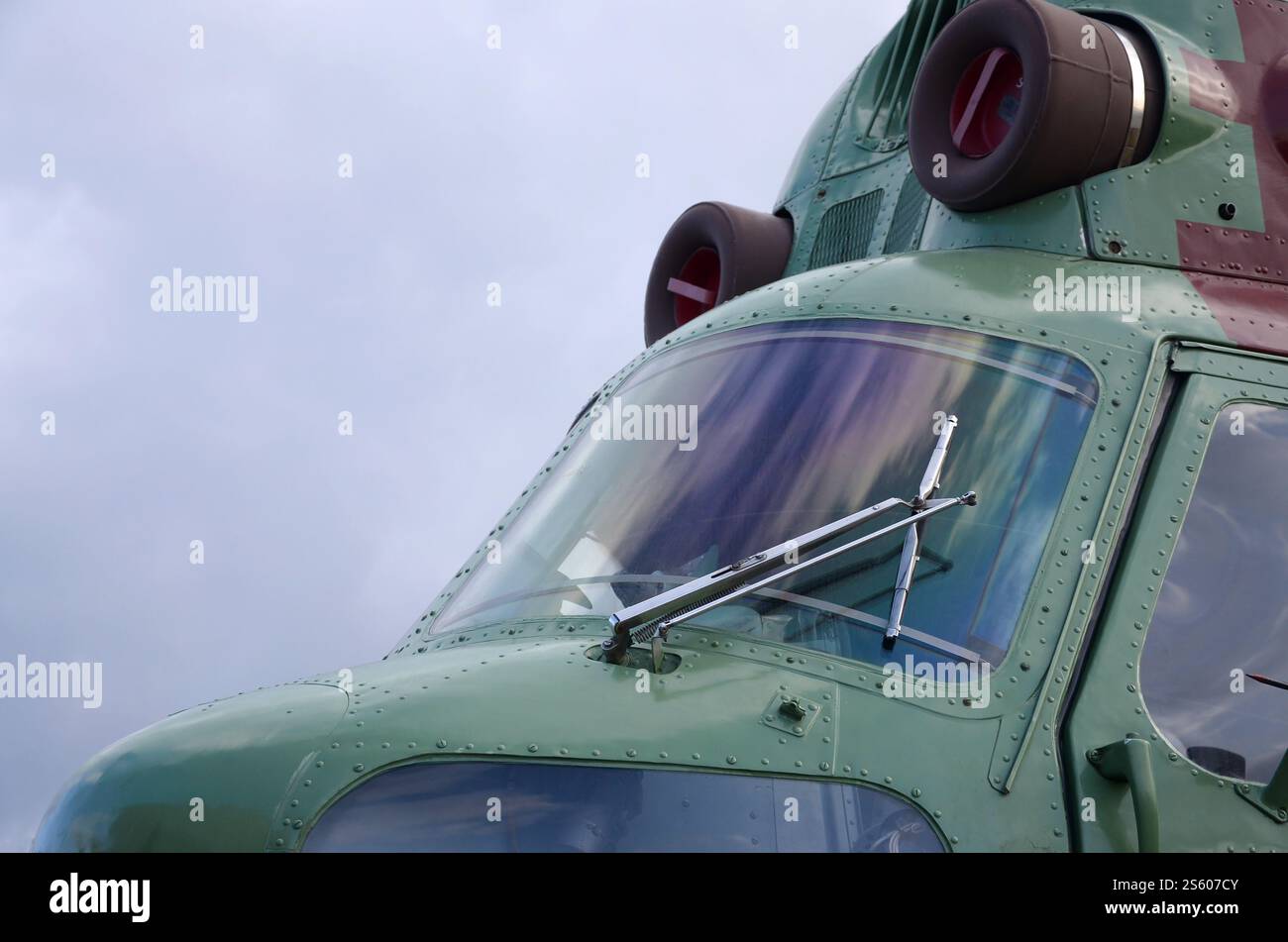 Vista ravvicinata sul frammento della cabina dell'elicottero. Fusoliera mimetica e vetro antiproiettile. Primo piano frammento della cabina dell'elicottero. Mimetico Foto Stock