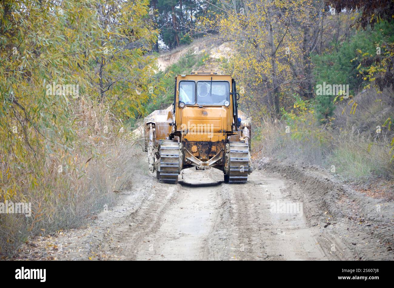 Aggregato da cava con macchinari per impieghi gravosi nel settore delle costruzioni. Escavatore pala Caterpillar con retroescavatore per la cava del cantiere. Foto Stock