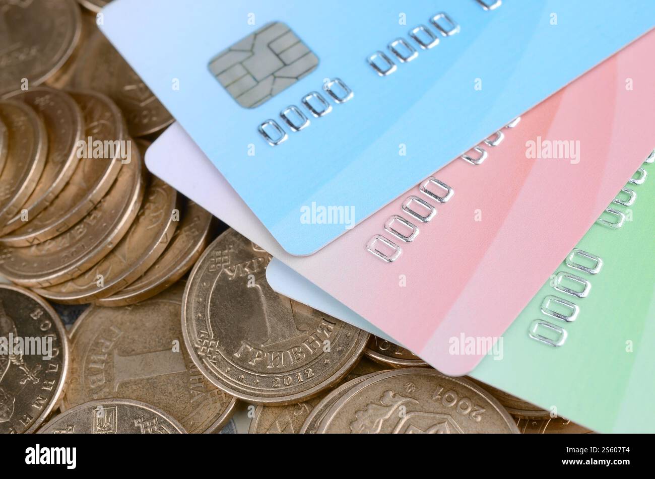 Le monete ucraine e le carte di credito colorate chiudono. Valuta dell'Ucraina. Bilanciamento del denaro e concetto di online banking. Wireless banking globale Foto Stock