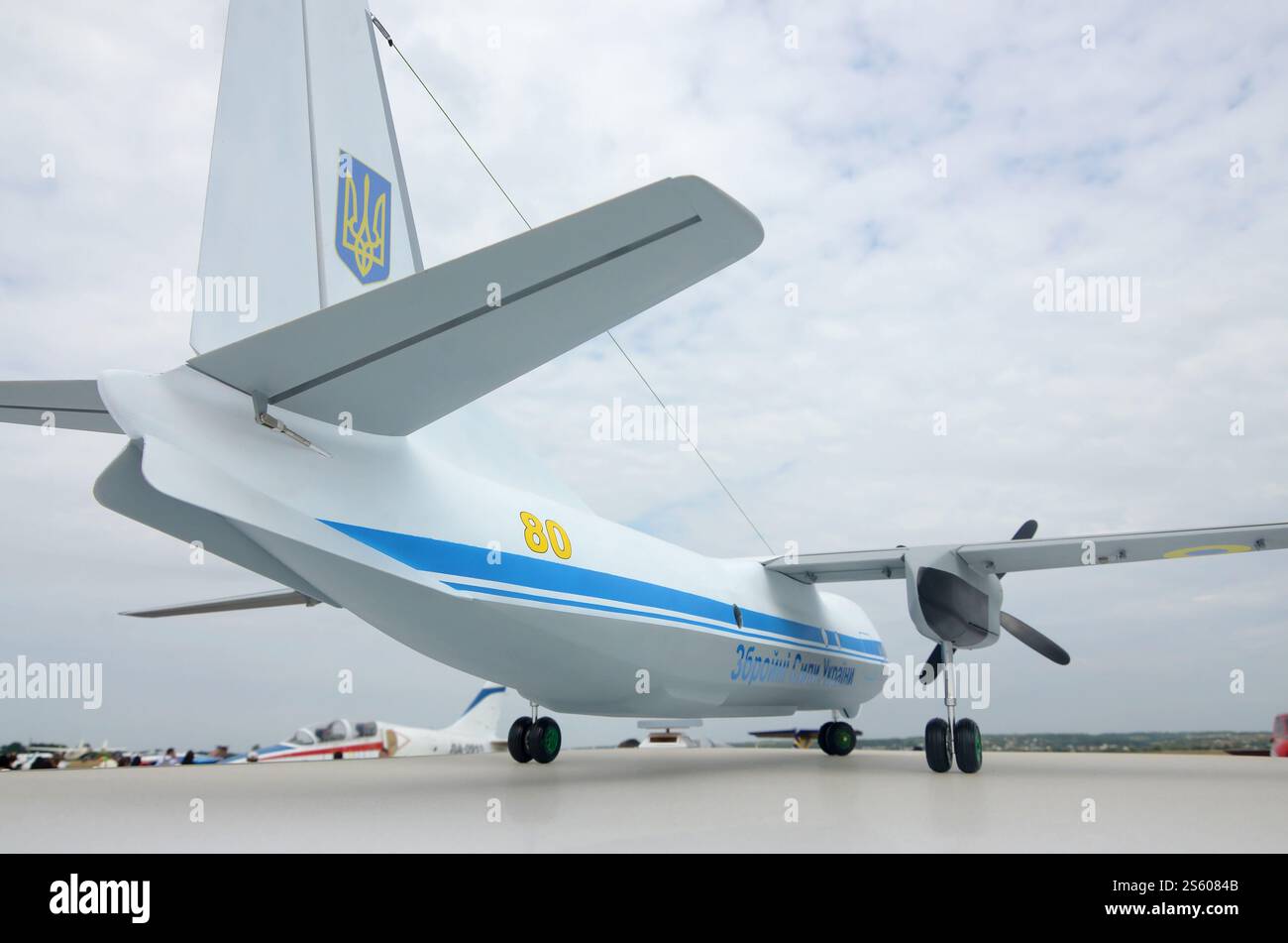 Modello giocattolo di trasportatore aereo militare ucraino primo piano. Modello di aereo realistico realizzato a mano. Modello giocattolo di aerei militari ucraini Foto Stock