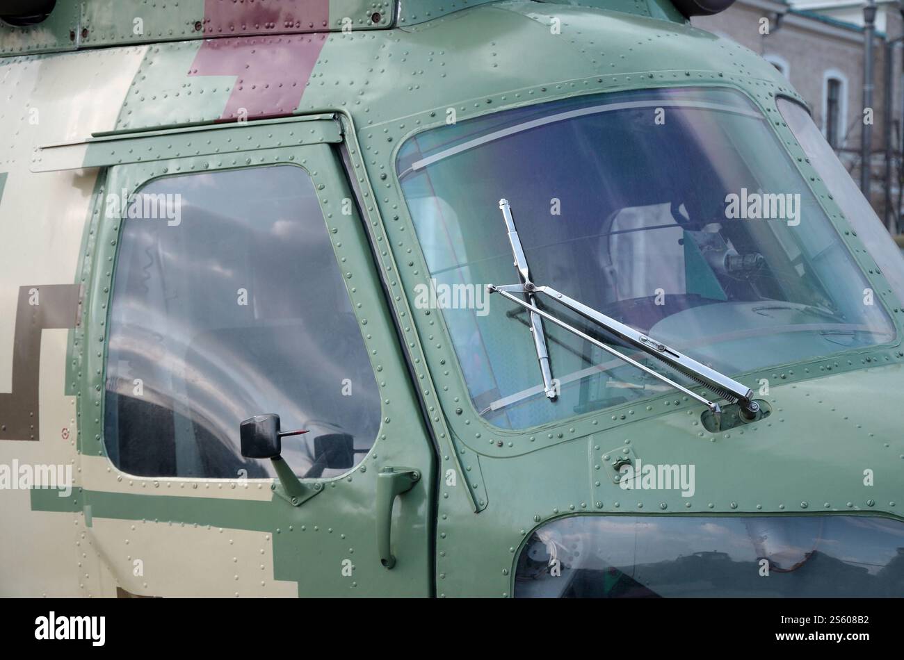 Vista ravvicinata sul frammento della cabina dell'elicottero. Fusoliera mimetica e vetro antiproiettile. Primo piano frammento della cabina dell'elicottero. Mimetico Foto Stock