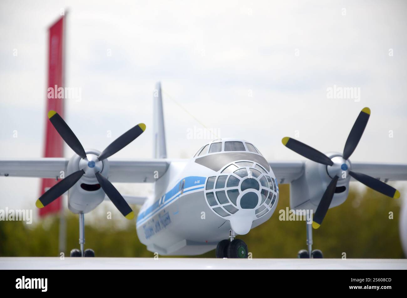 Modello giocattolo di trasportatore aereo militare ucraino primo piano. Modello di aereo realistico realizzato a mano. Modello giocattolo di aerei militari ucraini Foto Stock