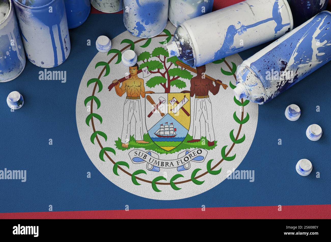 Bandiera del Belize e pochi spray aerosol usati per la pittura di graffiti. Concetto di cultura dell'arte di strada, problemi di vandalismo. Bandiera del Belize e pochi aerosol usati Foto Stock