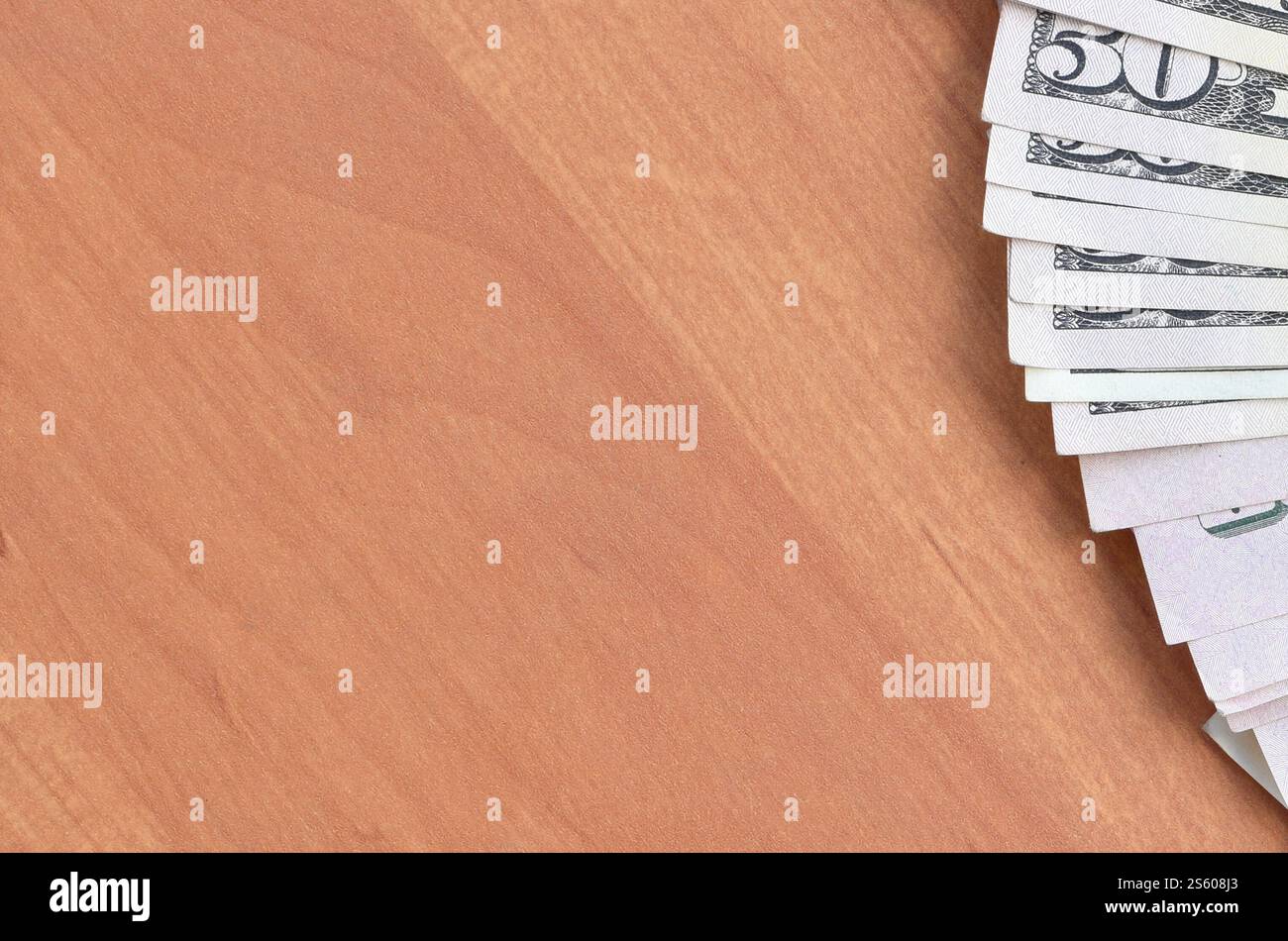 Fan di molte banconote da centocinquanta dollari su fondo in legno da vicino. Vista dall'alto in posizione piatta. Concetto di successo astratto o di business. Ventola di Foto Stock