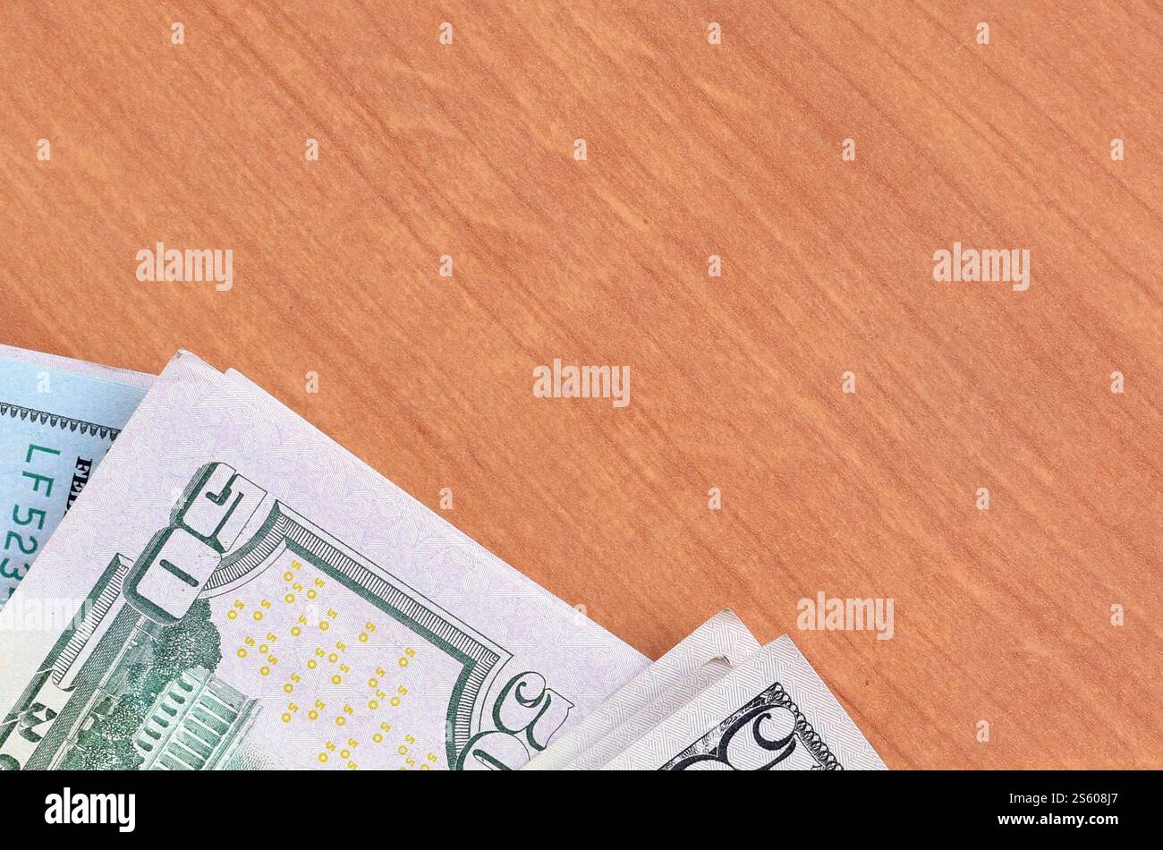 Pile di banconote da centocinquanta dollari su fondo in legno da vicino. Vista dall'alto in posizione piatta. Concetto di successo astratto o di business. Foto Stock