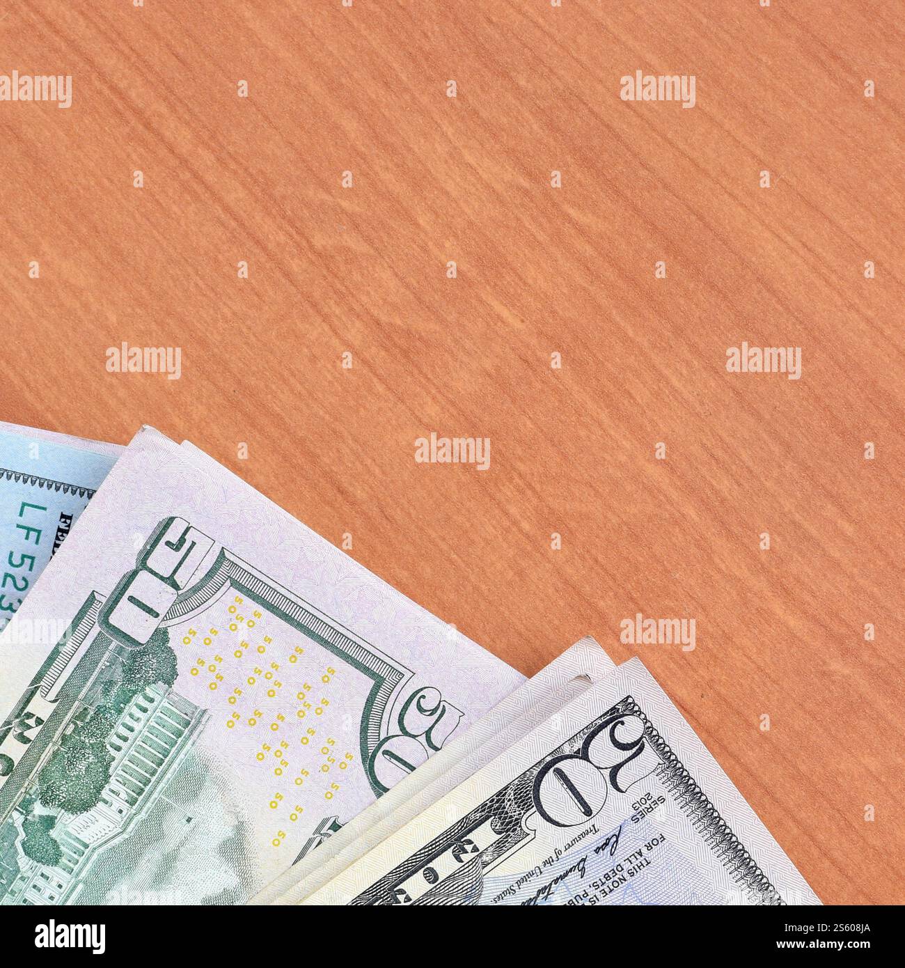 Pile di banconote da centocinquanta dollari su fondo in legno da vicino. Vista dall'alto in posizione piatta. Concetto di successo astratto o di business. Foto Stock