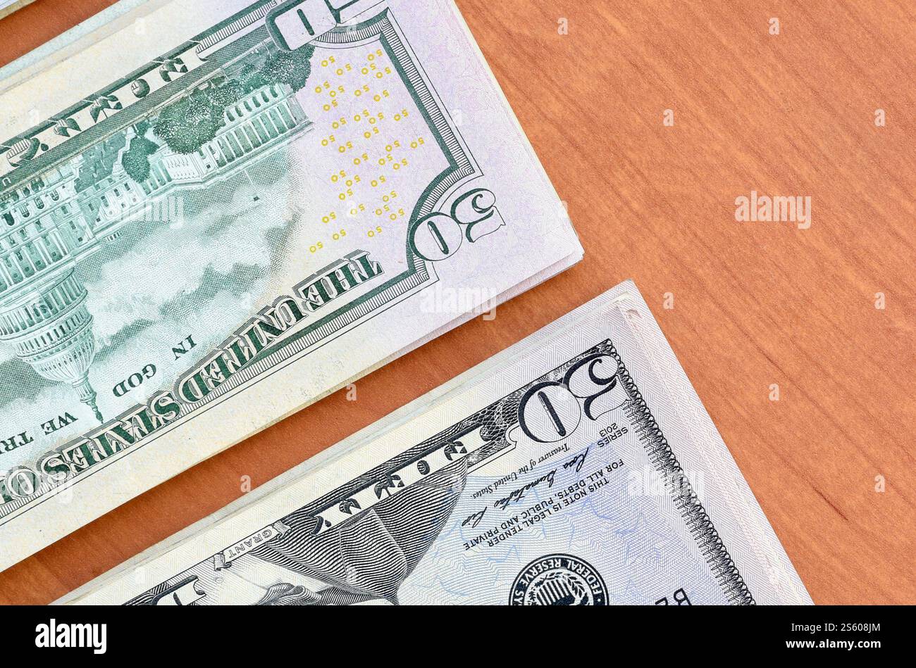 Pile di banconote da centocinquanta dollari su fondo in legno da vicino. Vista dall'alto in posizione piatta. Concetto di successo astratto o di business. Foto Stock