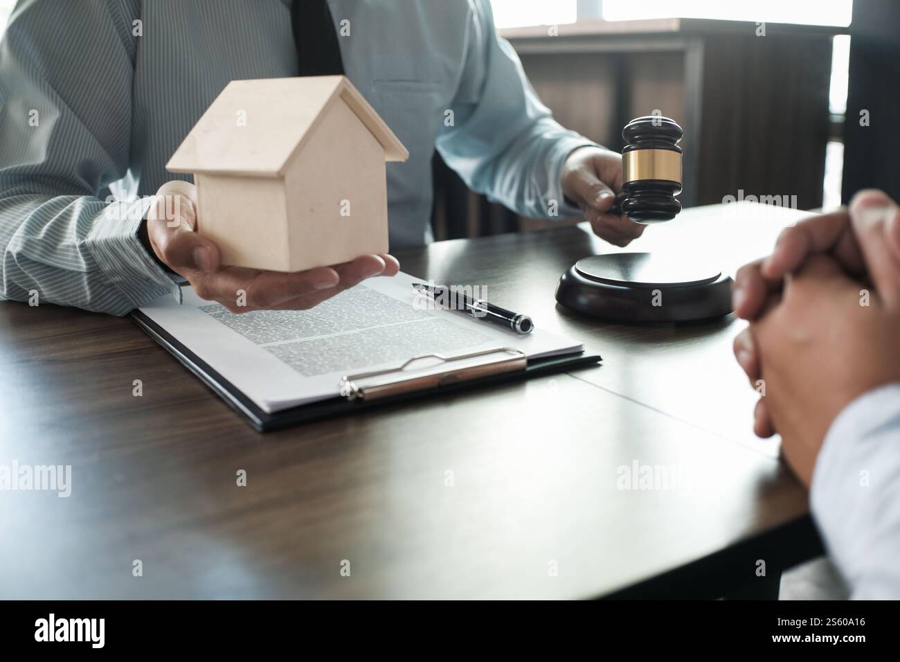 Vendita all'asta immobiliare giudizio vendita con legno di Gavel Foto Stock