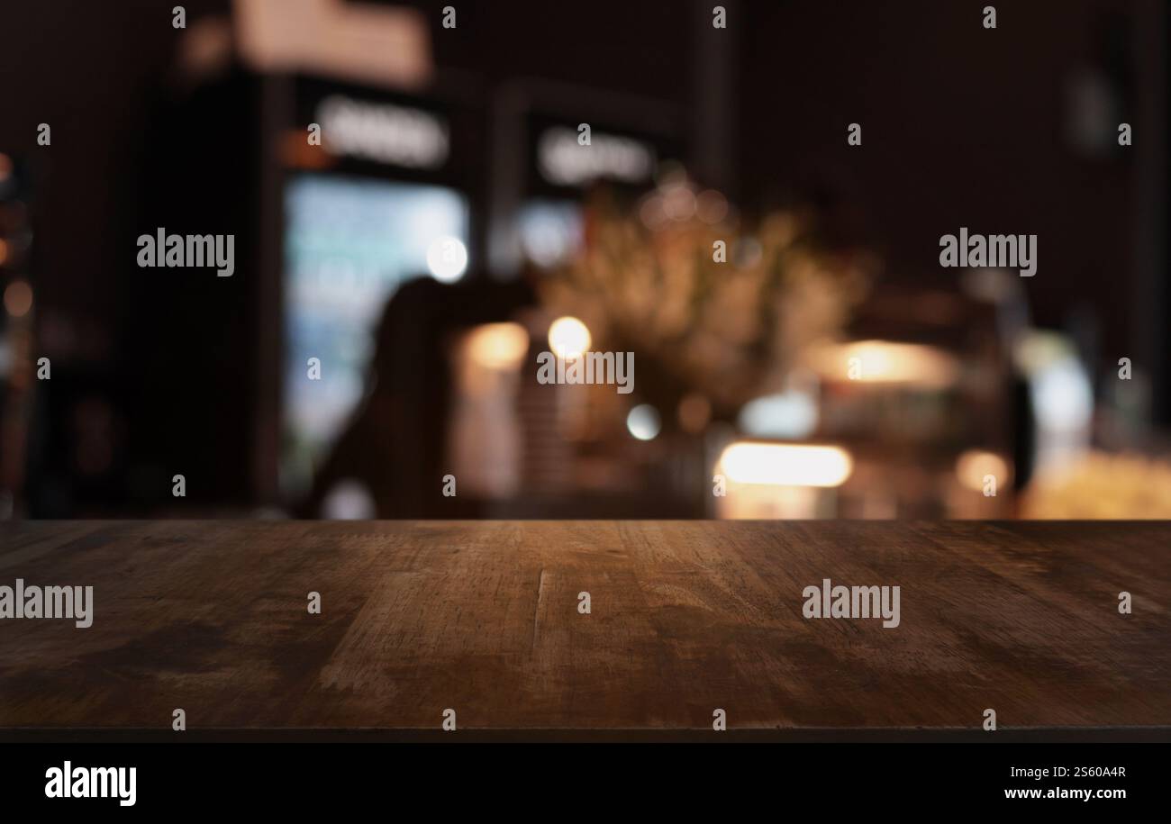 Piano tavolo in legno in Blur interno stanza di sfondo con spazio vuoto per la copia Foto Stock