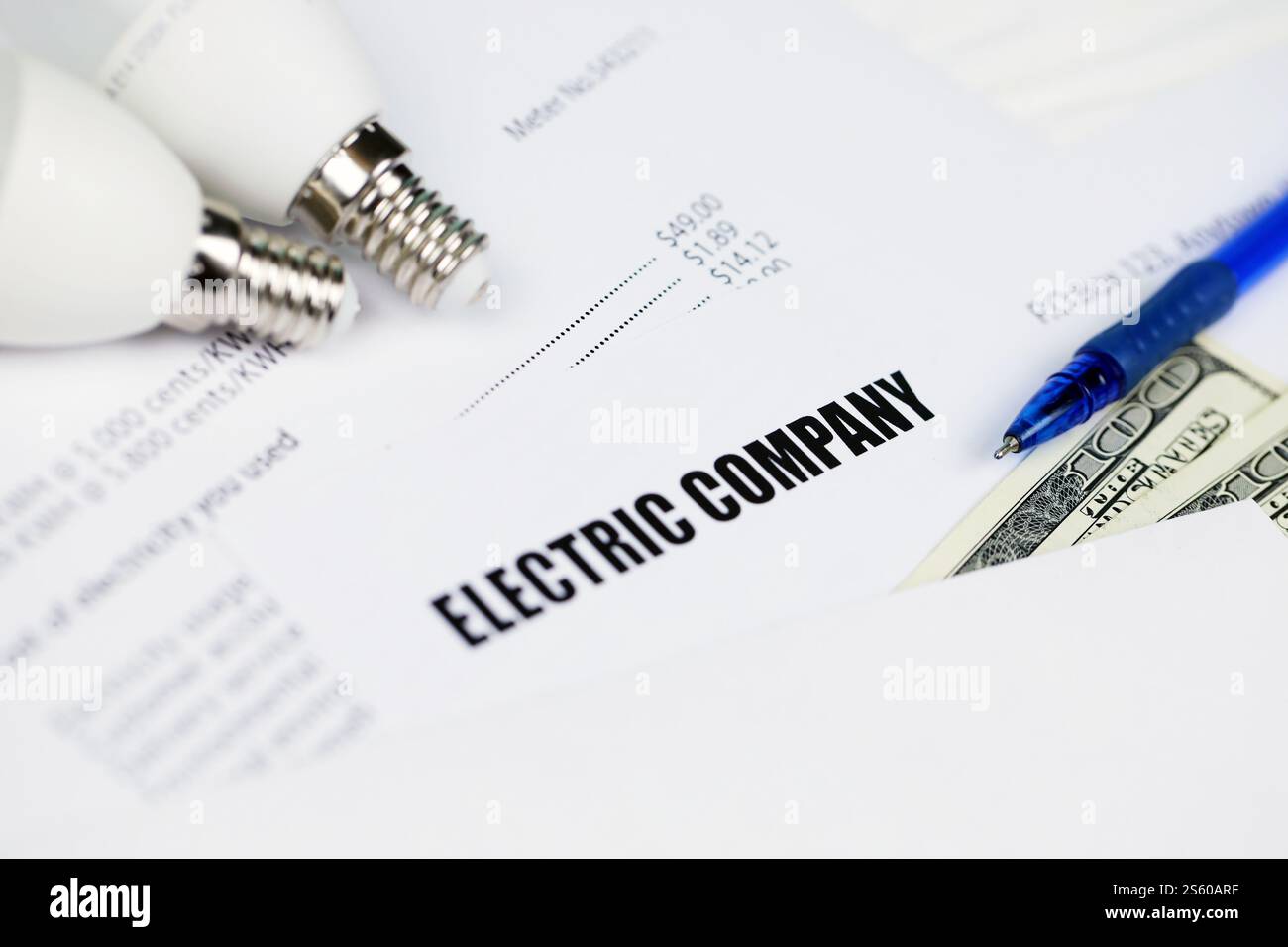 Bolletta elettrica americana astratta. Concetto di risparmio economico utilizzando lampadine a LED a risparmio energetico e fattura per il pagamento delle fatture elettriche. Astratto Foto Stock