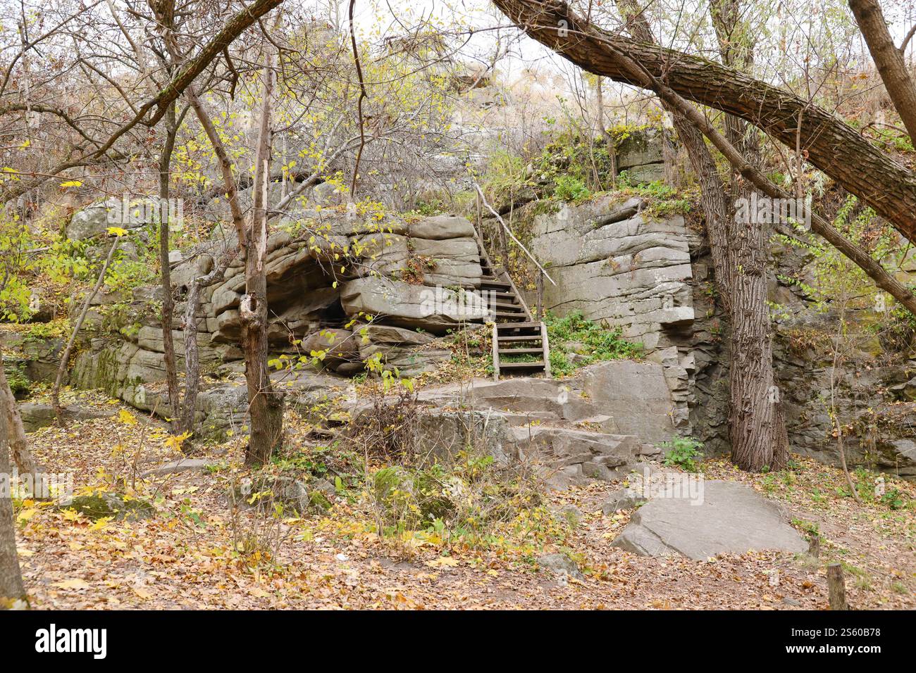 Rocce granitiche del Bukski Canyon in autunno. Paesaggio pittoresco e splendido luogo del turismo ucraino. Rocce granitiche del Bukski Canyon in autunno. Foto Stock