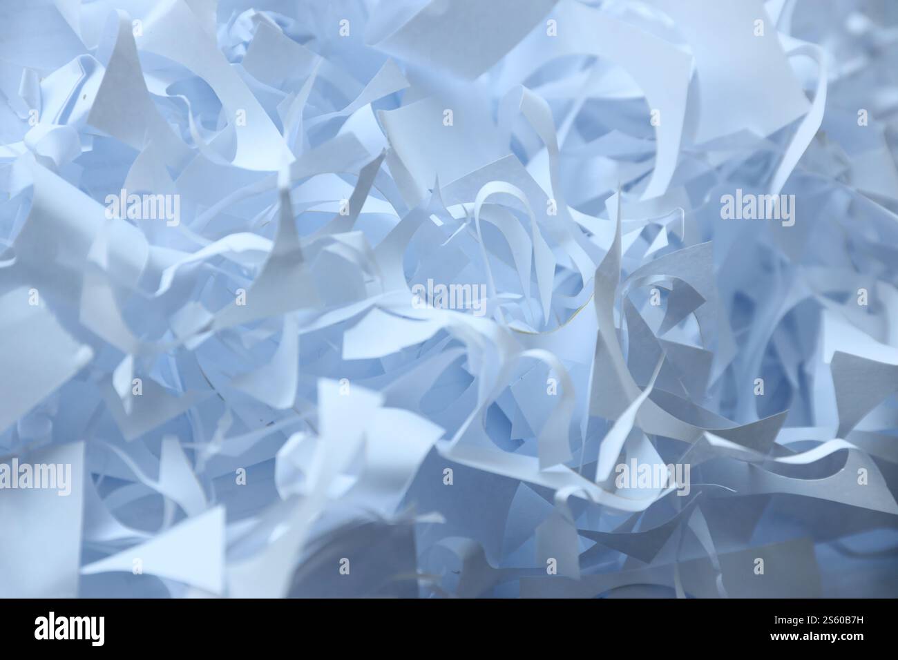 Sfondo a grana di carta sminuzzata, vista dall'alto di molte strisce di carta bianca. Pile di carta tagliata come coriandoli per feste o riempitivi per scatole per spedizioni fragili Foto Stock