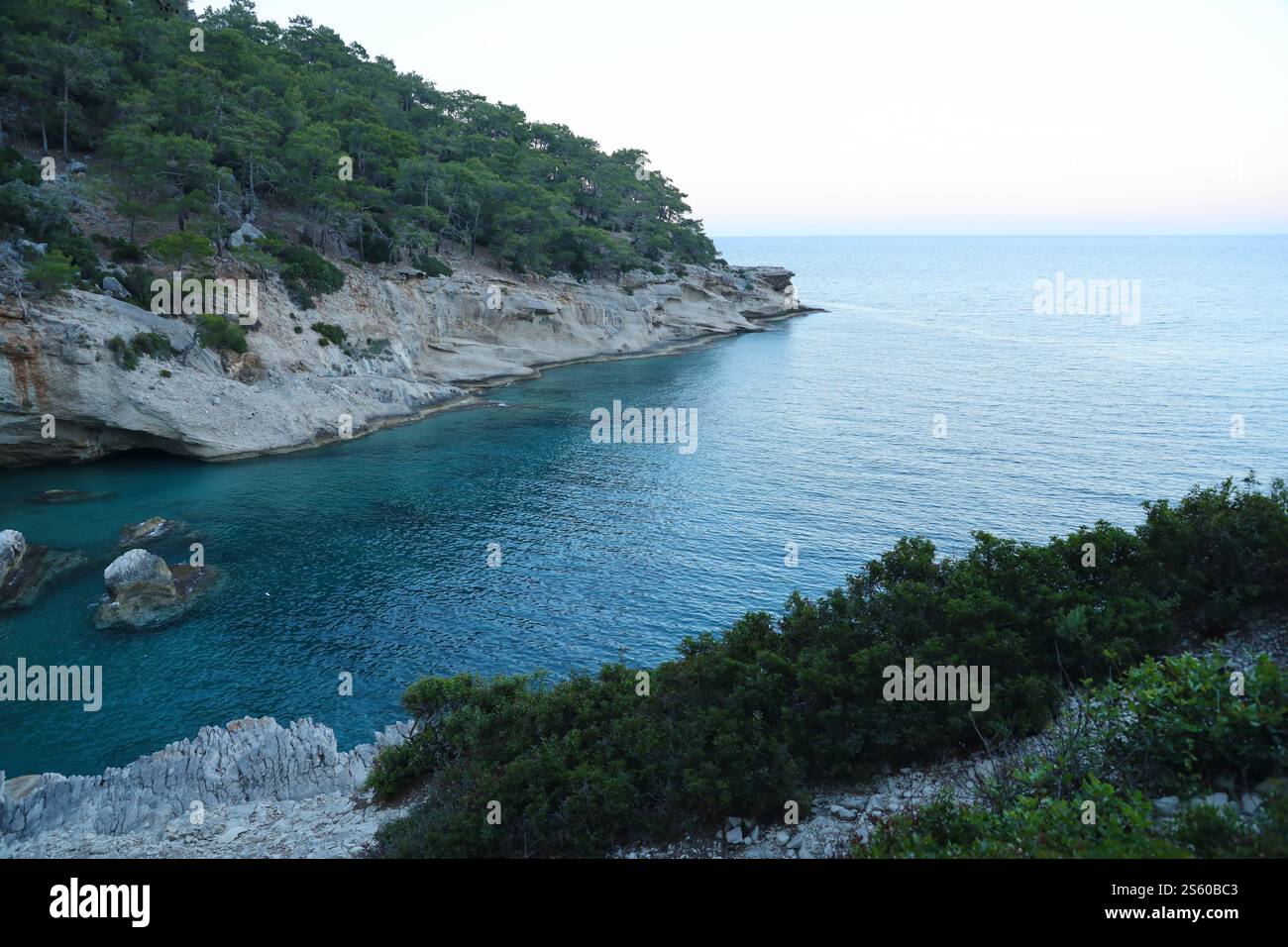 Viaggia in Turchia nel Mar Egeo e nelle rocce del paesaggio lagunare e nella natura. Grandi sponde a dondolo sull'acqua blu profonda del mare. Posto lussuoso per rilassarsi. Viaggia dentro Foto Stock