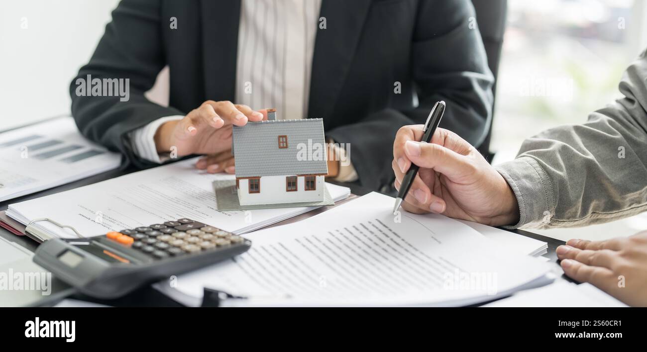 Documento del modulo di richiesta di consulenza da parte del responsabile vendite, considerando l'offerta di mutui ipotecari per l'assicurazione di auto e case. Investimenti immobiliari Foto Stock