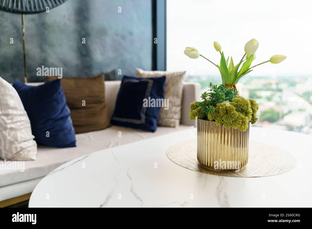 Interni di casa con arredi in legno e decorazioni di piante, design interno del soggiorno. Foto Stock