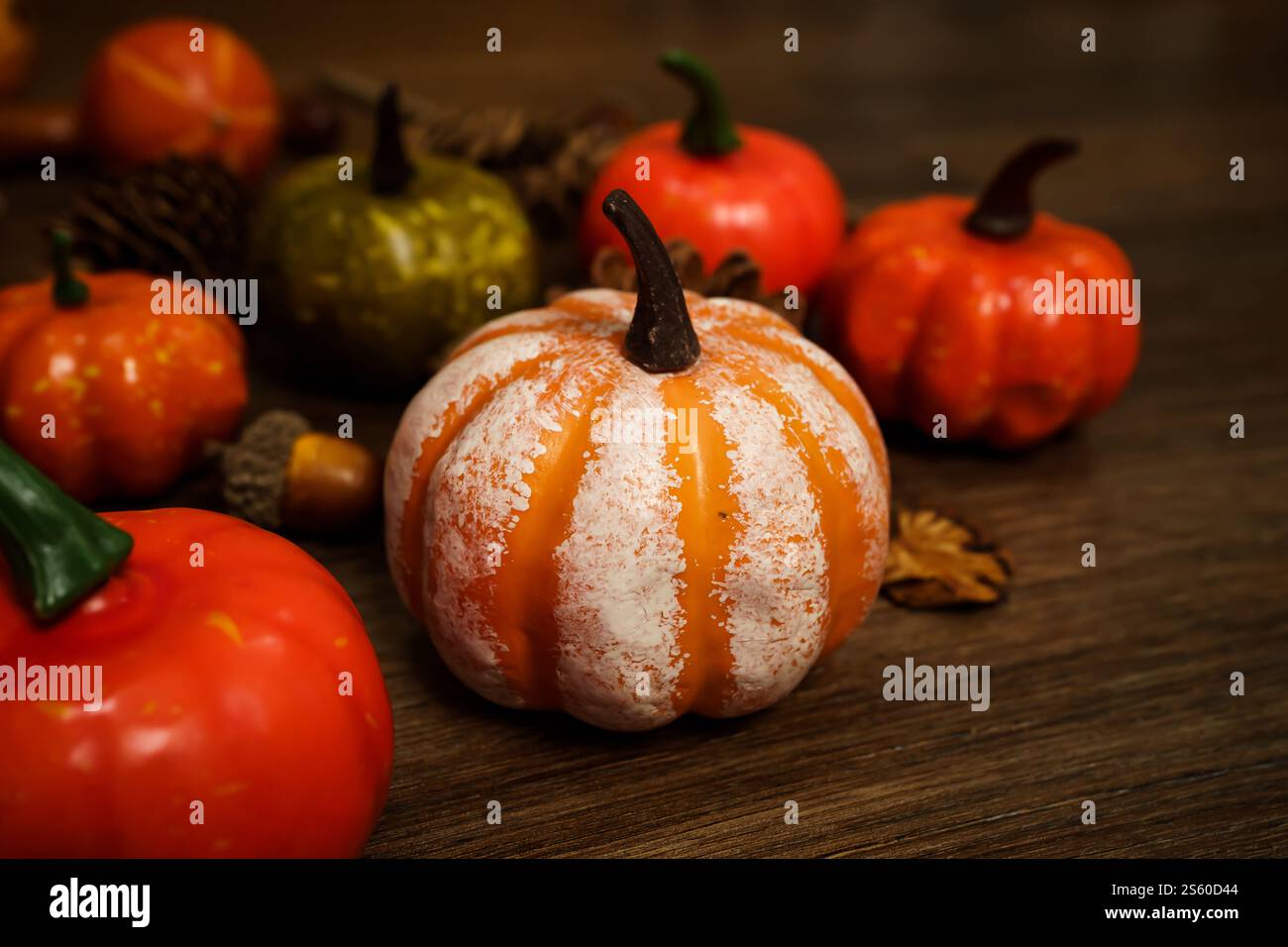 Sfondo delle decorazioni di Halloween. Halloween pauroso testa di zucca su un tavolo di legno concetto di Halloween per le vacanze. Foto Stock Sfondo delle decorazioni di Halloween. Halloween pauroso testa di zucca su un tavolo di legno concetto di Halloween per le vacanze. Foto Stock