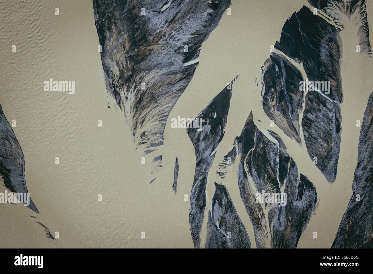 Vista aerea astratta dei modelli di fiumi glaciali intrecciati a Öræfi, Islanda meridionale Foto Stock