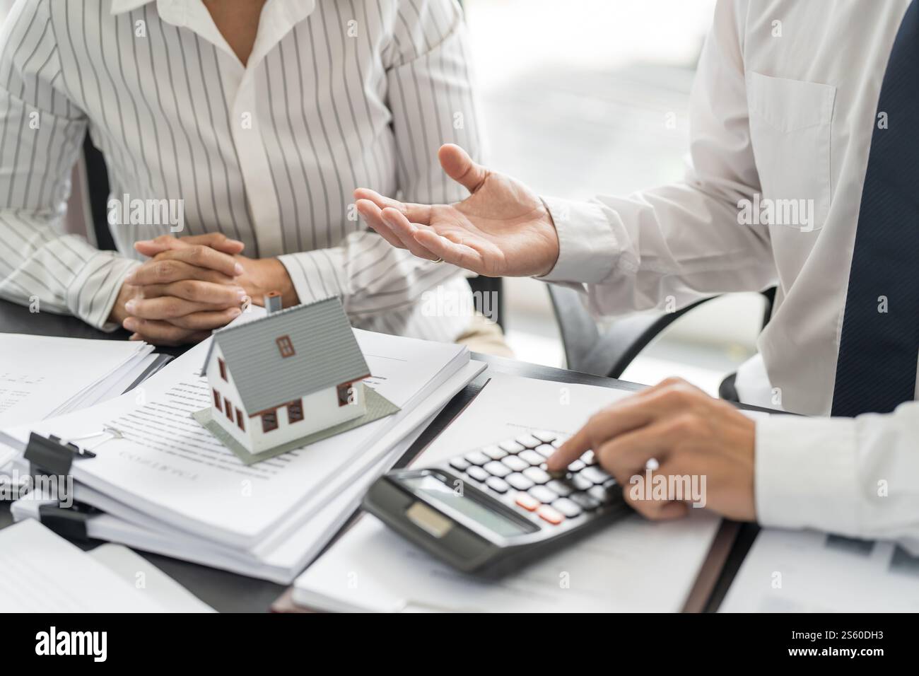 Documento del modulo di richiesta di consulenza da parte del responsabile vendite, considerando l'offerta di mutui ipotecari per l'assicurazione di auto e case. Investimenti immobiliari Foto Stock