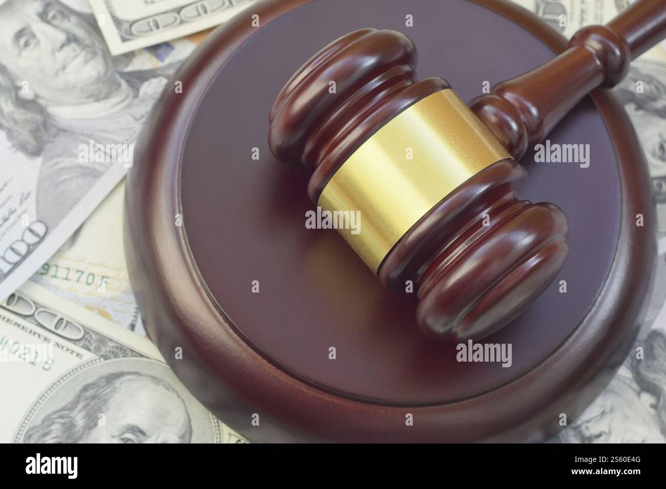 Giudicate il martelletto e i soldi su un tavolo di legno marrone. Molte banconote da centinaia di dollari sotto malizia del giudice sul banco del tribunale. Concetto di giudizio e corruzione. Giudice Gavel e. Foto Stock