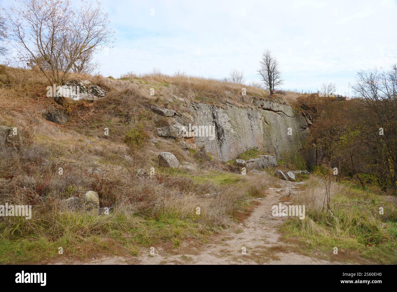 Rocce granitiche del Bukski Canyon in autunno. Paesaggio pittoresco e splendido luogo del turismo ucraino. Rocce granitiche del Bukski Canyon in autunno. Foto Stock