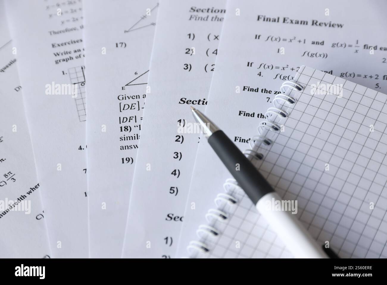 Scrittura a mano di equazione quadratica matematica su esame, pratica, quiz o test in classe di matematica. Risoluzione dello sfondo delle equazioni esponenziali Foto Stock