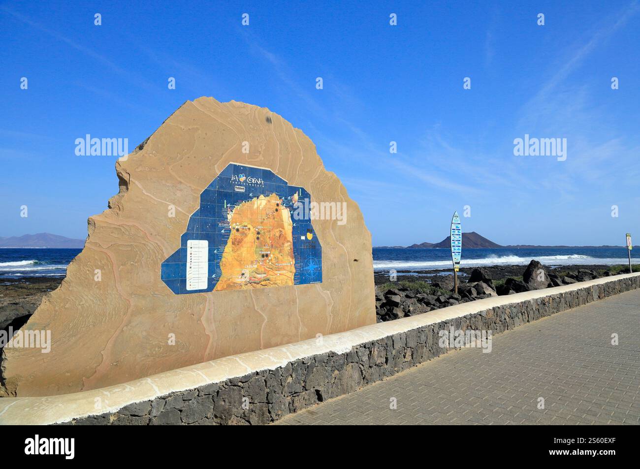 Grande insegna e mappa della scultura in pietra lucida a fette, fronte mare di Corralejo, Fuerteventura, Isole Canarie Foto Stock