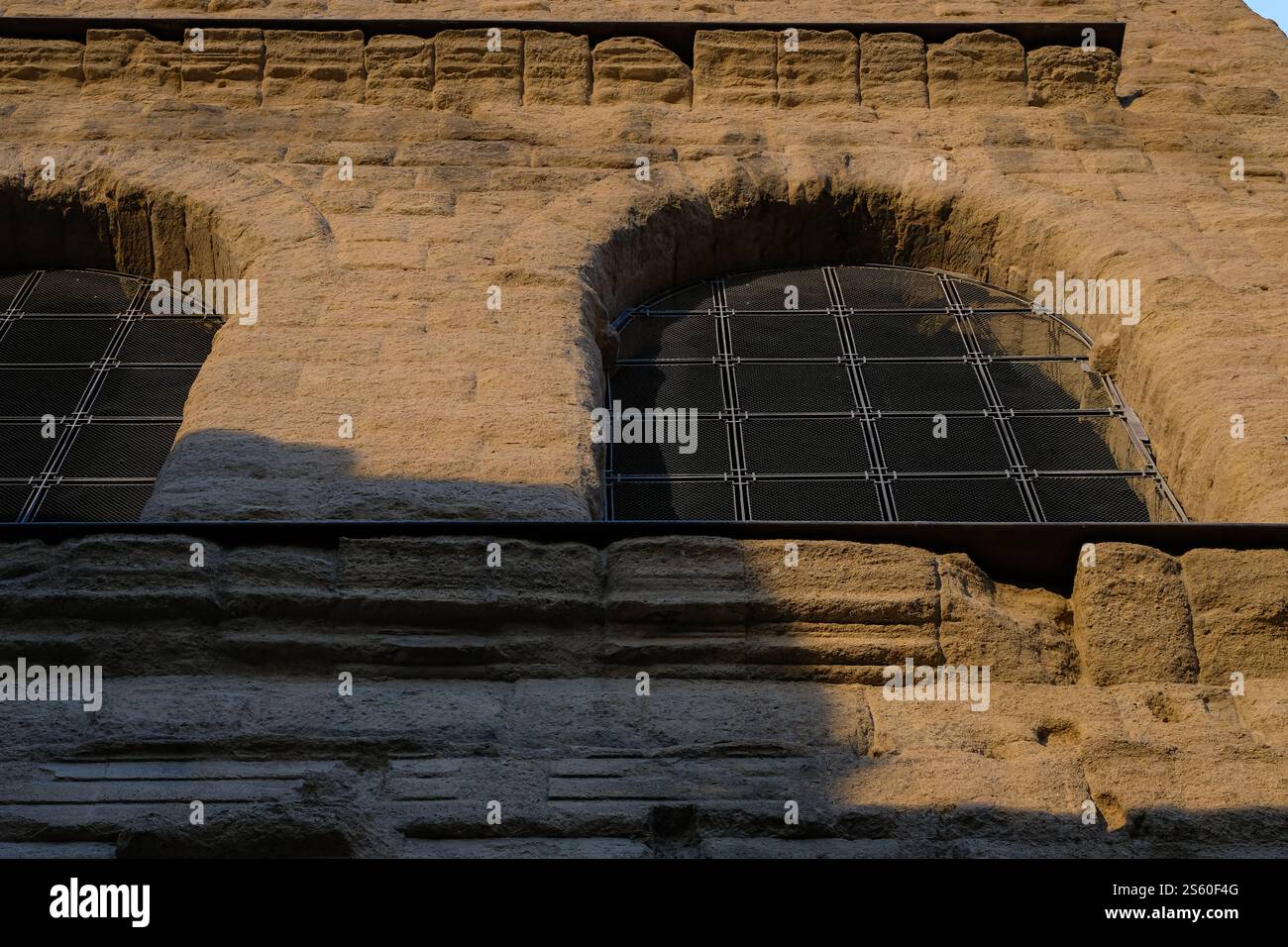 Le finestre sono illuminate dal sole. Antiche mura del Teatro Romano d'Orange, Vaucluse, Francia. Foto Stock