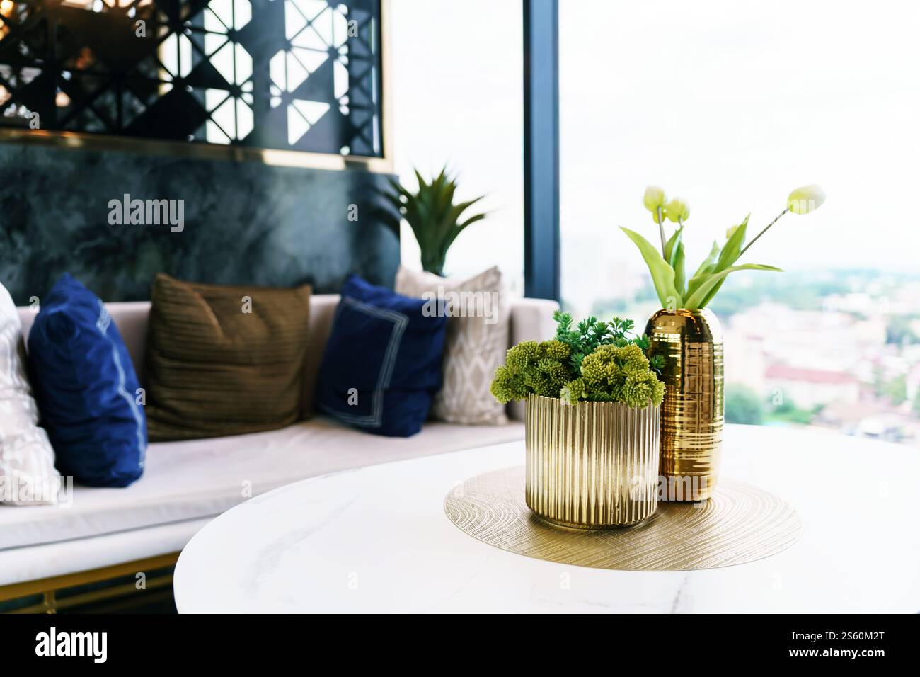 Interni di casa con arredi in legno e decorazioni di piante, design interno del soggiorno. Foto Stock