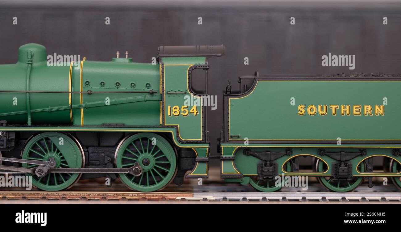 N Classe Southern Region 2-6-0 locomotiva a vapore 1854, identità aziendale Malachite Southern Green Foto Stock