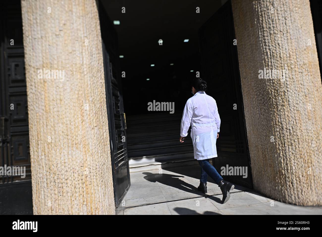 Damaskus, Siria. 15 gennaio 2025. Una donna con il cappotto di un medico bianco entra nell'ospedale di Damasco. In Siria, il ministro dello sviluppo incontra i politici del governo di transizione, nonché i rappresentanti delle ONG e della società civile. Crediti: Sebastian Gollnow/dpa/Alamy Live News Foto Stock