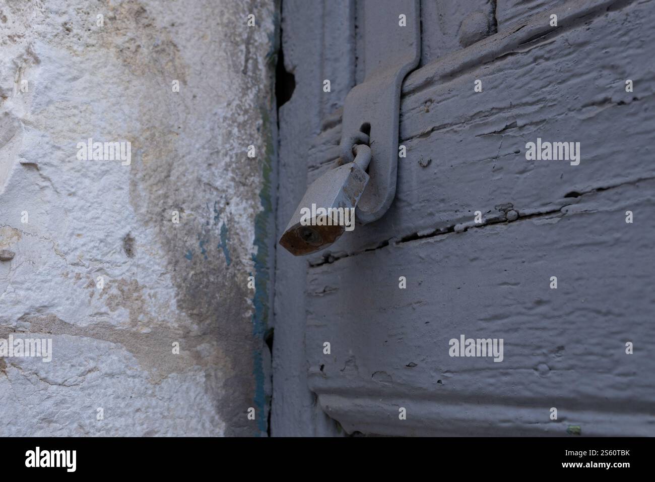 Una vecchia porta intemprata nella città vecchia di Betlemme, che mostra fascino rustico, architettura antica e bellezza senza tempo della Terra Santa. Foto Stock