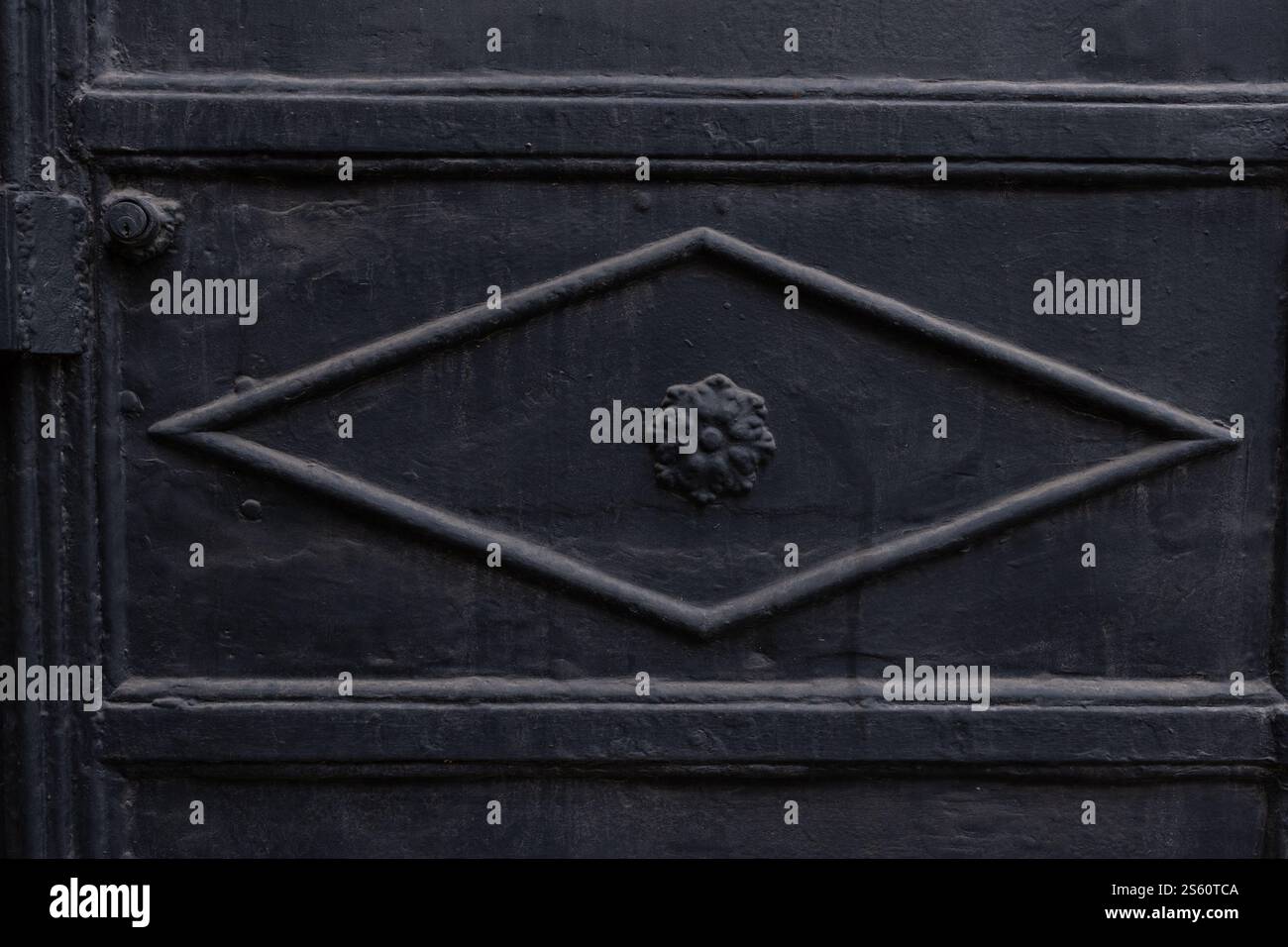 Una vecchia porta intemprata nella città vecchia di Betlemme, che mostra fascino rustico, architettura antica e bellezza senza tempo della Terra Santa. Foto Stock