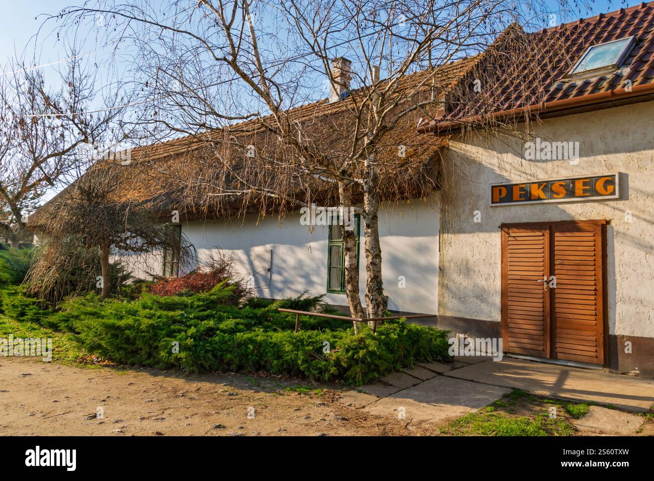 Vecchia casa di panificio nella città di Csongrad, il testo sul muro significa: panificio in ungherese Foto Stock