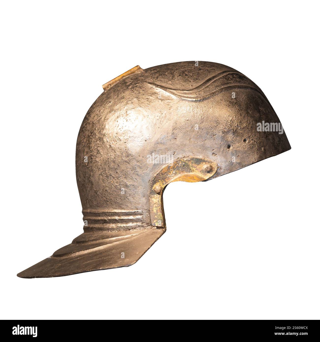 Casco militare romano con segni di età e rilevanza storica isolato su un bianco Foto Stock