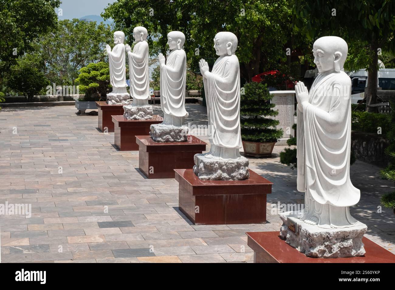 Statue buddiste in pietra in un complesso di pagoda templare in Vietnam. Molte splendide statue a Linh Ung Pagoda Son tra Peninsula a Son tra Mountain Monkey M. Foto Stock