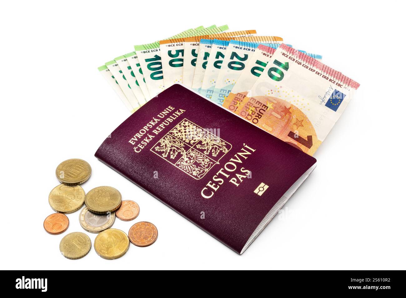 Passaporto del vino della Repubblica ceca e banconote e monete in euro su sfondo trasparente - valuta ufficiale di un gran numero di paesi europei. Foto Stock
