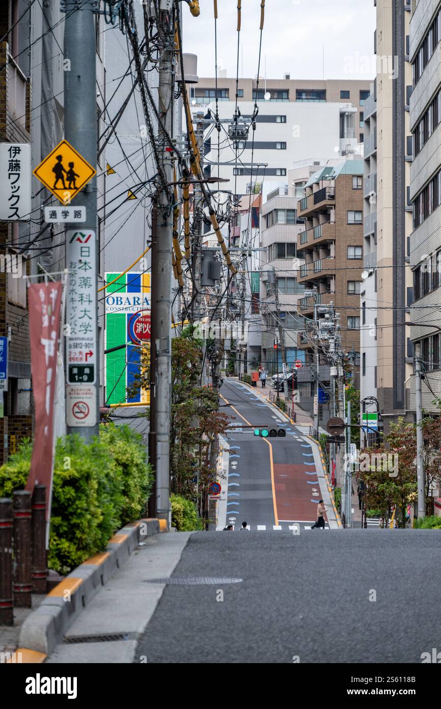 Cavi elettrici e pali lungo la strada di Tokyo, Giappone Foto Stock