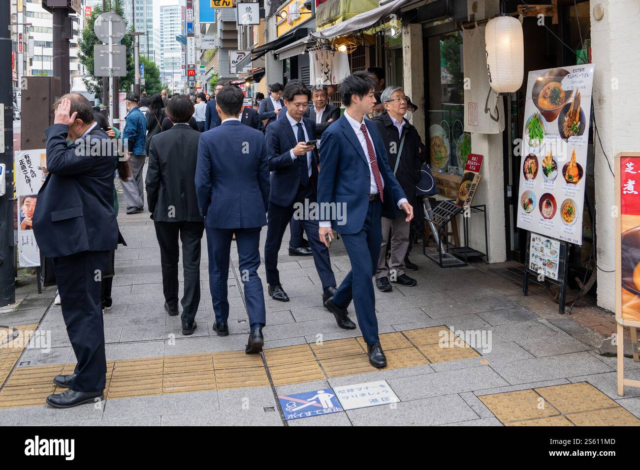 Impiegati giapponesi in tuta all'ora di pranzo, Tokyo, Giappone Foto Stock