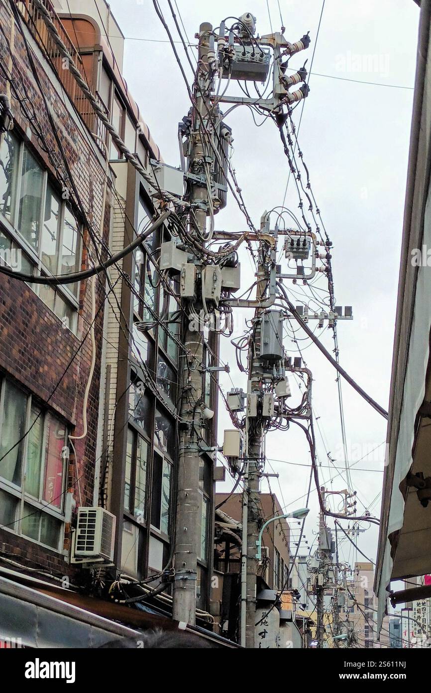 Linee elettriche e trasformatori lungo la strada a Tokyo, Giappone Foto Stock