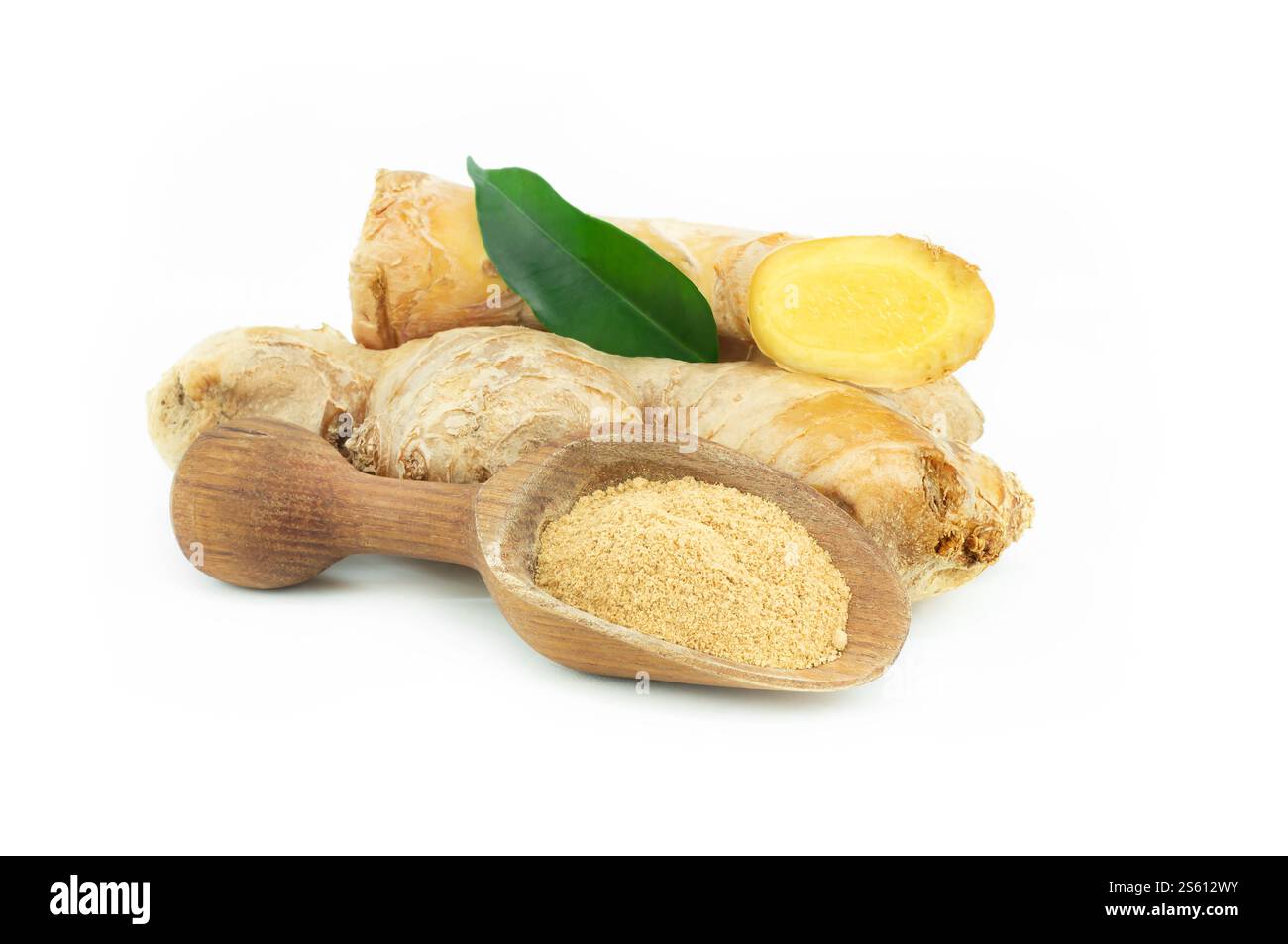 Radice di zenzero fresco e polvere di zenzero in cucchiaio di legno isolato su sfondo bianco, spezia sana, medicina alternativa Foto Stock