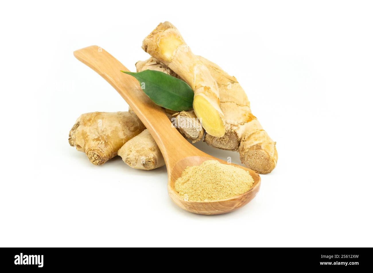 Radice di zenzero fresco e polvere di zenzero in cucchiaio di legno isolato su sfondo bianco, spezia sana, medicina alternativa Foto Stock