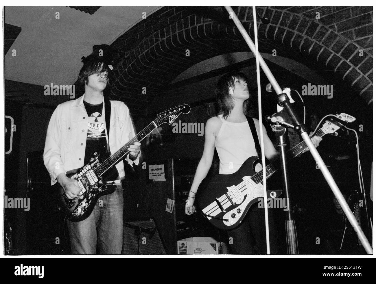 VON BONDIES, TOUR INIZIALE, 2002: JASON STOLLSTEIMER cantante con VON BONDIES al Barfly Club di Cardiff, Galles, Regno Unito, il 21 maggio 2002. Fotografia: ROB WATKINS. INFO: The Von Bondies sono un gruppo musicale garage rock statunitense formatosi nel 1997 a Detroit. Noti per la loro energia grezza e le potenti prestazioni, hanno guadagnato importanza con successi come "c'mon c'mon" dall'album "Pawn Shoppe Heart", diventando figure chiave nella scena rock dei primi anni '2000. Foto Stock