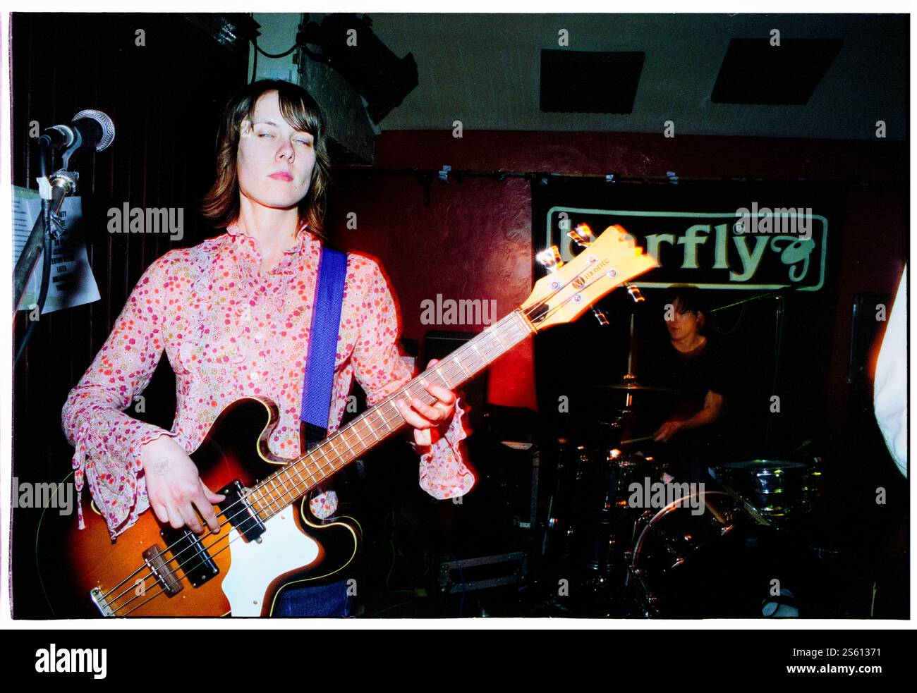 VON BONDIES, TOUR INIZIALE, 2002: Carrie Ann Smith bassista con VON BONDIES al Barfly Club di Cardiff, Galles, Regno Unito, il 21 maggio 2002. Fotografia: ROB WATKINS. INFO: The Von Bondies sono un gruppo musicale garage rock statunitense formatosi nel 1997 a Detroit. Noti per la loro energia grezza e le potenti prestazioni, hanno guadagnato importanza con successi come "c'mon c'mon" dall'album "Pawn Shoppe Heart", diventando figure chiave nella scena rock dei primi anni '2000. Foto Stock